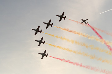 aviones haciendo acrobacias