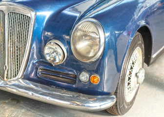 Oldtimer metallblau Ausschnitt Scheinwerfer