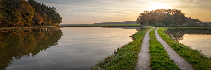 Sonnenuntergang Weiher Feldweg Abendstimmung Banner