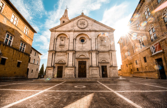 Santa Maria Assunta. Igreja em uma pra&ccedil;a vazia na It&aacute;lia. Constru&ccedil;&otilde;es milenares, arquitetura italiana. Obras de arte., arte para quadros fineart, impress&atilde;o de quadros em alta qualidade. 