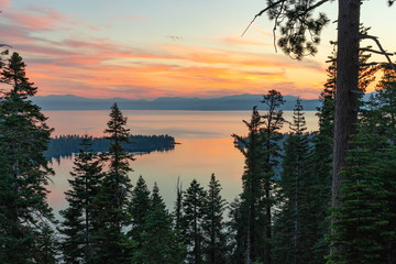 Fototapeta na wymiar Sunrise at Lake Tahoe 