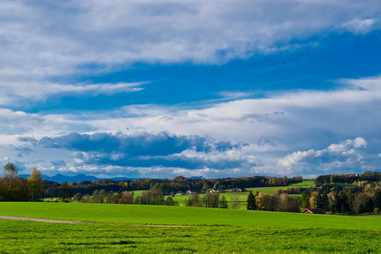 Sonniger Morgen im Herbst in Oberbayern