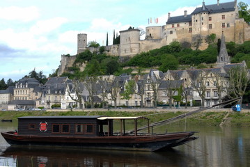 La Forteresse royale de Chinon (Xe-XIIe siècles), elle domine la ville et la Vienne affluent de la...