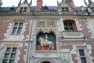 Fototapeta premium Château royal de Blois, statue équestre de Louis XII, résidence favorite des rois de France, fait parti des 