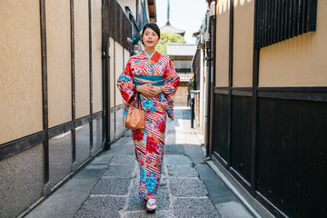 Fototapeta na wymiar traveler with Japanese traditional dress in Kyoto