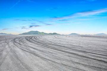 Naklejka premium Circuit car track and beautiful mountain at sunset