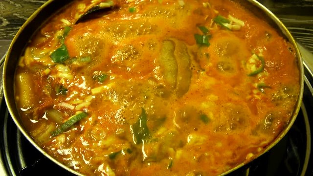 チーズ入り海鮮トッポギ鍋 / Boiling hot pot type of Korean stir-fried rice cakes