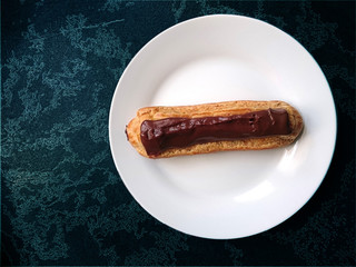 éclair fond bleu foncé