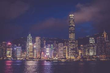 Fototapeta premium Hongkong - 13 sierpnia 2018: Wieczorne ulice słynnego harbera w Hongkongu
