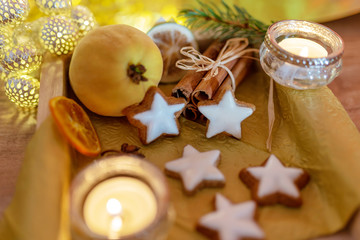Fototapeta na wymiar weihnachtliche Tischdekoration mit Zimtsternen