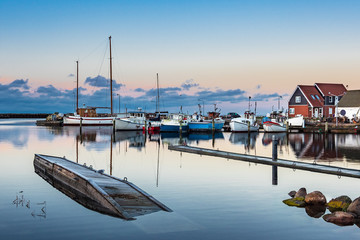 Blick auf den Hafen von Klintholm Havn in Dänemark