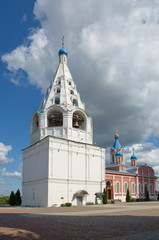Obraz premium Church of the Mother of God Tikhvin and the bell tower of the Assumption Cathedral on the Cathedral square of the Kolomna Kremlin. Kolomna, Moscow region, Russia