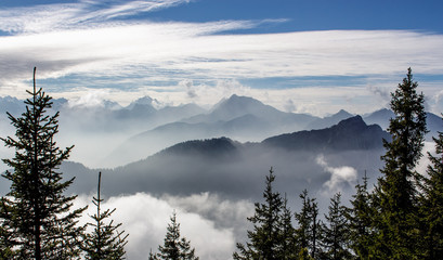 Gipfel der Allgäuer Alpen ragen aus dem Nebel