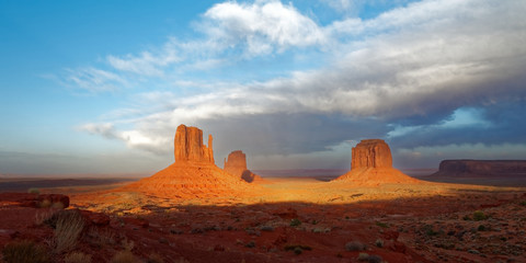 Coucher de soleil sur Monument Valley, Arizona / Utah / Navajo, USA