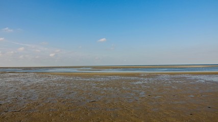 Ebbe an der Nordseestrand, Wellenmuster im Sand