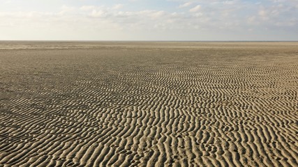 Ebbe an der Nordseestrand, Wellenmuster im Sand