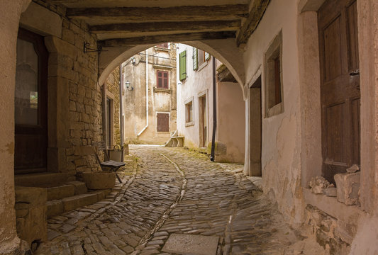 Fototapeta Buildings in the historic hill village of Oprtalj in Istria, Croatia  