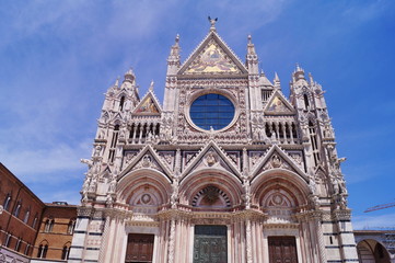 Fototapeta na wymiar Facade of Siena Cathedral in Tuscany, Italy