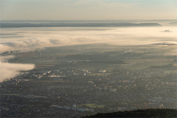 vue aérienne d'un paysage dans la brume à Caudebec-les-Elbeuf en Seine Maritime en France