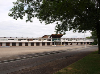 Fototapeta na wymiar Ville de Vichy dans l'Allier. Palais du Lac au parc du centre omnisports Pierre-Coulon sur la rive gauche de l'Allier.