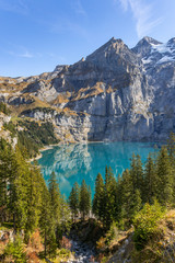 Wandern im Berner Oberland mit Blick auf die Schweizer Alpen und einen Bergsee – Oeschinensee,...