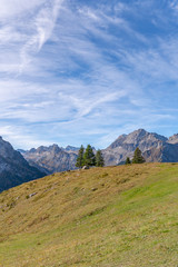 Naklejka premium Wandern im Berner Oberland mit Blick auf die Schweizer Alpen - Kanton Bern, Schweiz