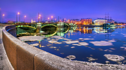 Малая Нева и Биржевой мост в Санкт-Петербурге ночью Exchange bridge over the Malaya Neva