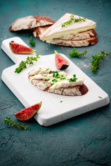 camembert mit feigen