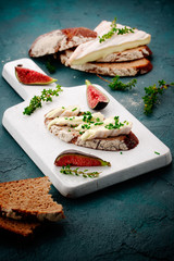 camembert mit feigen