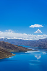 Fototapeta na wymiar Yamdrok Lake, Tibet, China