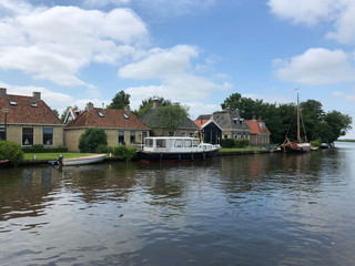 Fototapeta premium Houses next to a canal in Oosthem