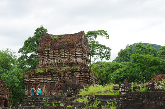 Deux touristes admirant les ruines de My Son