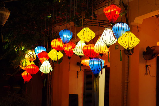 Lanternes dans les rues de Hoi An