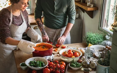 Crédence de cuisine en verre imprimé Cuisinier Couple faisant une soupe à la tomate