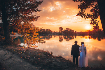 Fototapeta premium Wedding couple and warm sunset light