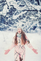 Fototapeta na wymiar Happy child girl playing in winter park