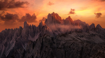 Dramatische Sonnenuntergang über der Cadini Gruppe in der Dolomiten - obrazy, fototapety, plakaty