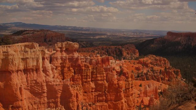 panning view over Bryce Canyon amphitheatre
