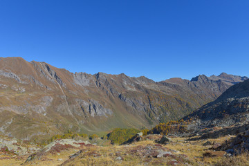 Fototapeta na wymiar Fantastico panorama delle cime delle montagne in autunno 