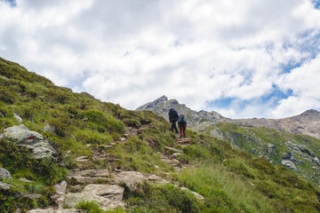 Fototapeta na wymiar Wanderer auf dem Weg zum Gipfel