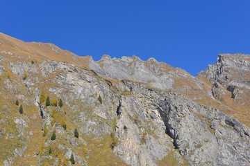Primo piano della cima di una montagna in autunno 
