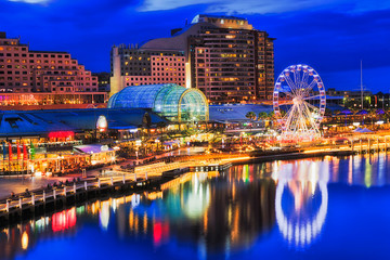 Obraz premium Sy Darl Harb Mall Wheel Dark