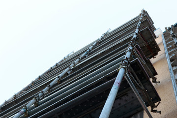 足場工事 施工 青空