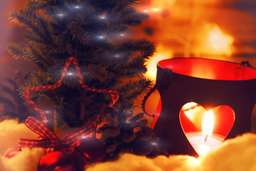 Weihnachtliche Dekoration mit Kerzenlicht, Herz und Sternen