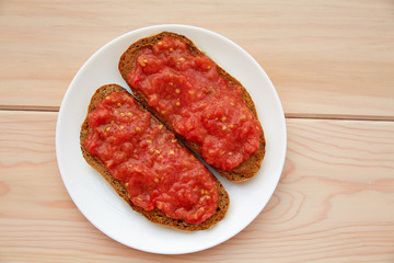 Bread toasted slices with grated tomato