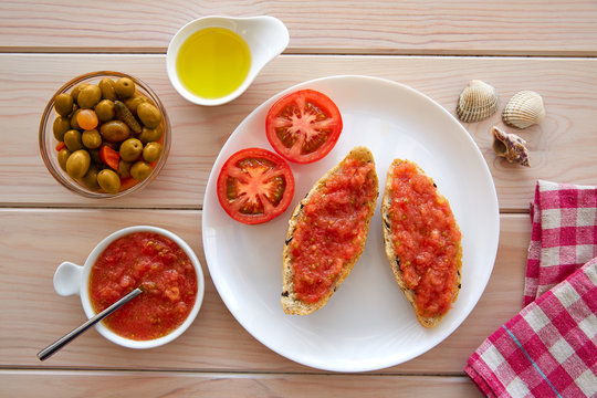 Bread toasted slices with grated tomato