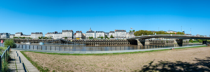 Fototapeta na wymiar Nantes, Quai de la fosse, panorama