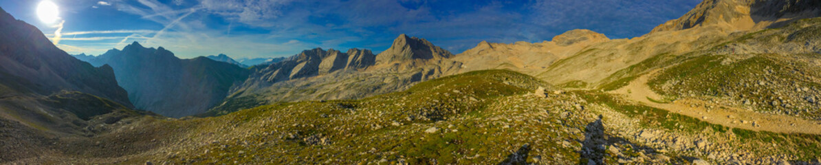 Obraz premium Idyllic early morning alpine panorama on Zugspitzplatt (Hochwanner, Eastern Plattspitze, Wetterwandeck, Schneefernerkopf)