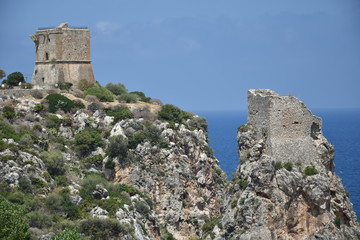 Ruiny wież obronnych na Sycylii - obrazy, fototapety, plakaty
