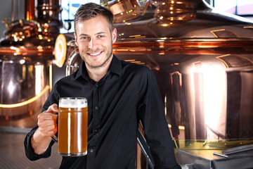 Fototapeta Piwo kuflowe. Uśmiechnięty przystojny mężczyzna z kuflem piwa pszenicznego. obraz